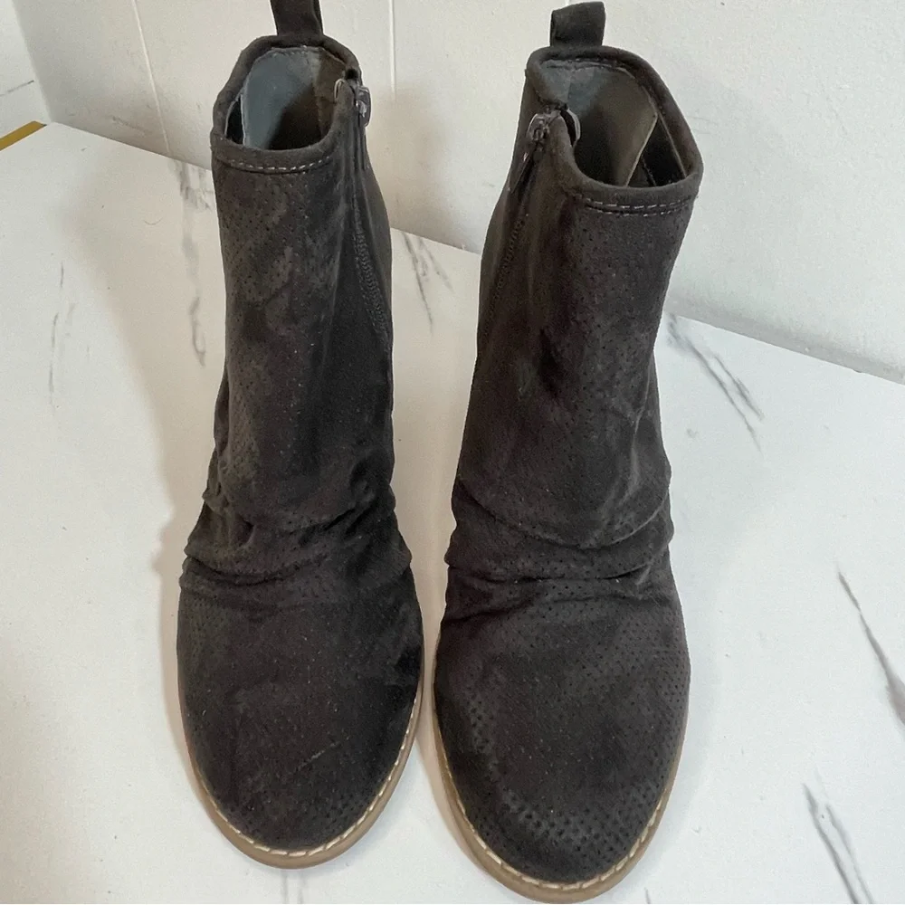 DV by Dolce Vita Black Perforated Suede Ankle Booties with Stacked Heel Sz 8